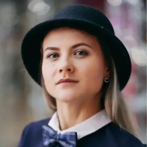 Анна Айспур